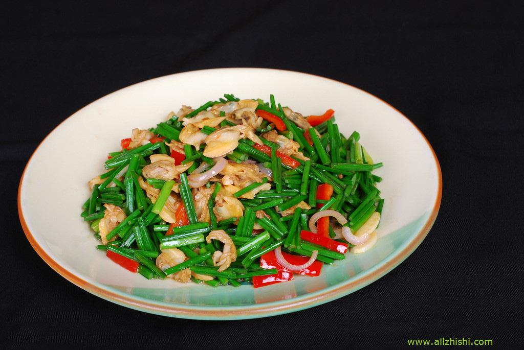 家常菜也可韭菜炒鸡蛋:新鲜韭菜100克,洗净切碎,鸡蛋3只(去壳),同切碎